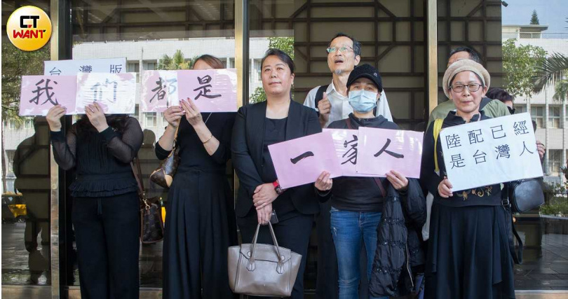 前南投縣議員史雪燕（前排右三）是陸配民選公職遭解職「始祖」，儘管南投縣議會未追討薪資，目前並無實質財務損失，她仍力拼行政訴訟，要為陸配從政權撐起保護傘。（圖／黃威彬攝）