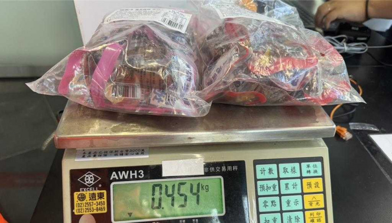 金馬澎分署第一〇岸巡隊福澳安檢所查獲一名國人夾帶火腿腸（豬肉製品）0.45公斤入境，當場依《動物傳染病防治條例》相關規定裁處20萬元罰鍰。（圖／金馬澎分署提供）