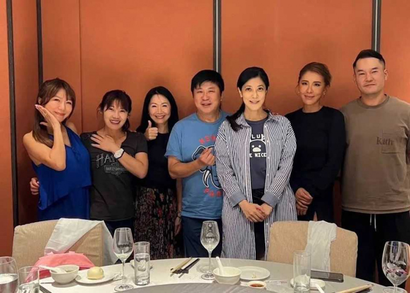 小禎(右二)離婚後,曾傳與「壁紙小開」丁春霆(右)傳出有一段情,當時曾不避嫌同框。(圖/翻攝自佩甄臉書)