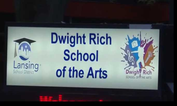 母親在校董會痛批校方處置不當，質疑未提供替代教育資源。（圖／翻攝自WILX ）