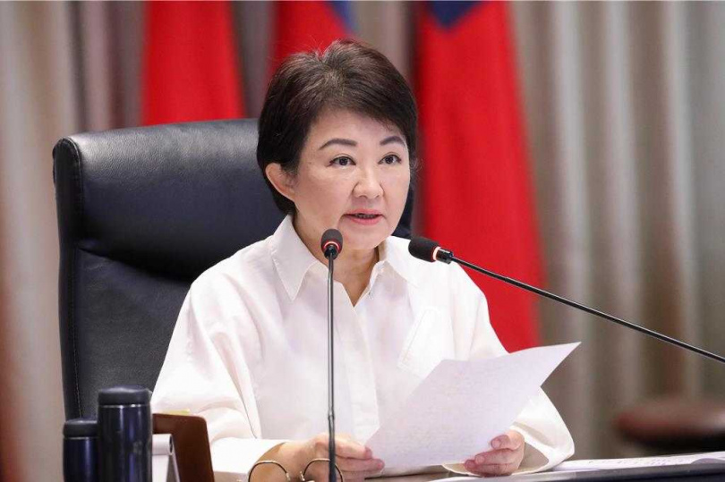 台中市長盧秀燕表示,若家中孩童有需求,可向學校申請,把汰換下來的課桌椅搬回家。(圖/報系資料照)