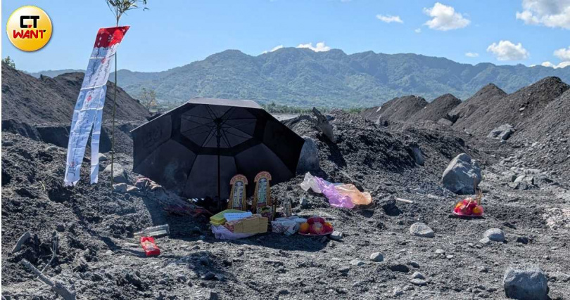 馬太鞍溪堰塞湖釀成6人失蹤，家屬傷心在林姓夫妻的工寮旁招魂，希望早日找到人。（圖／林冠吟攝）