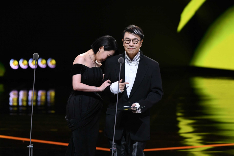小S在台上頒獎時，和蔡康永哭成一團，卻也有網友覺得曾國城在台下表情不屑。（圖／三立提供）