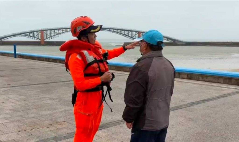 海巡署金馬澎分署第七岸巡隊11日清晨5時起，針對澎湖各限制海域及熱門海岸景點展開灘岸巡查與民眾勸離行動。（圖／翻攝畫面）