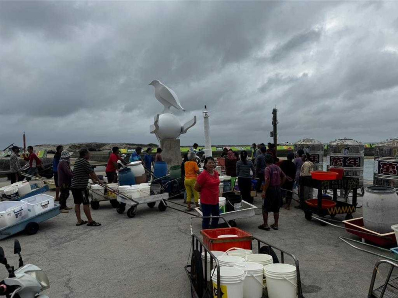 澎湖鳥嶼和澎湖本島的海底輸水管疑似被海上作業漁船下錨時鉤到導致破洞漏水，供水不穩定，水公司在颱風前緊急出動加水船搶運，居民到碼頭排隊蓄水。（圖／翻攝畫面）
