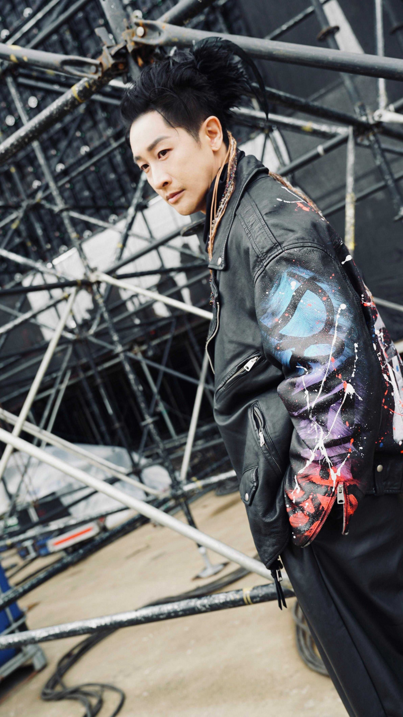 Darren的髮型被兒子虧像公雞。（圖／杰威爾音樂提供）