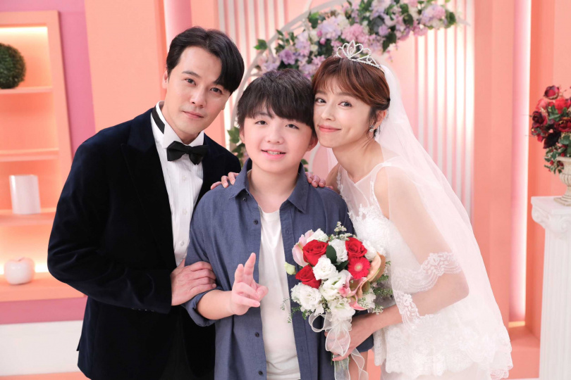 劇中一家三口拍攝幸福洋溢的全家福照，沒想到劇情急轉直下。（圖／民視）