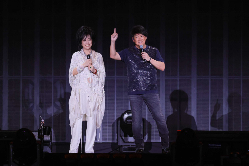 周華健邀來天后齊豫擔任嘉賓，兩人再度合體演唱〈答案〉、〈天下有情人〉。（圖／滾石唱片提供）