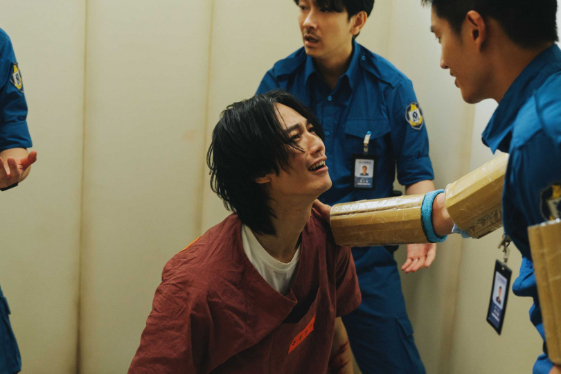 李英宏飾演情緒極度不穩定、時而暴走撞牆的受刑人。（圖／愛奇藝國際版、壹壹影業提供）