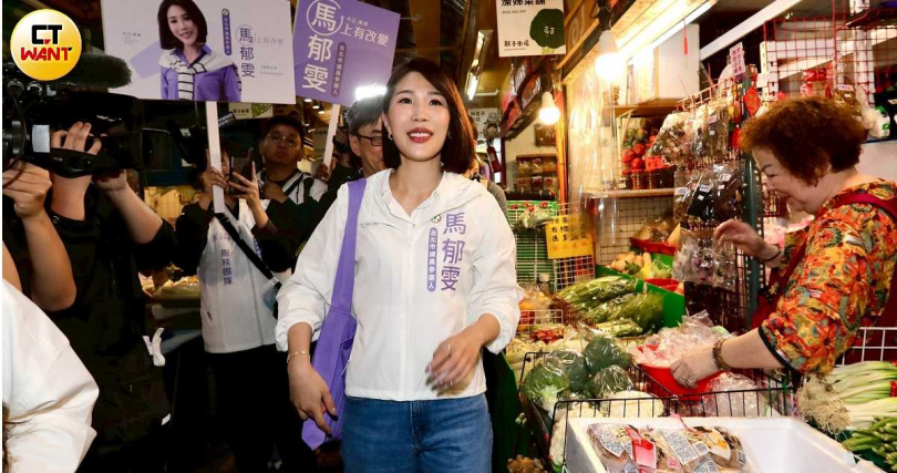 前媒體人馬郁雯競選看板因與按摩店合掛引發關注,事後遭藍營人士檢舉並火速下架。(圖/方萬民攝)