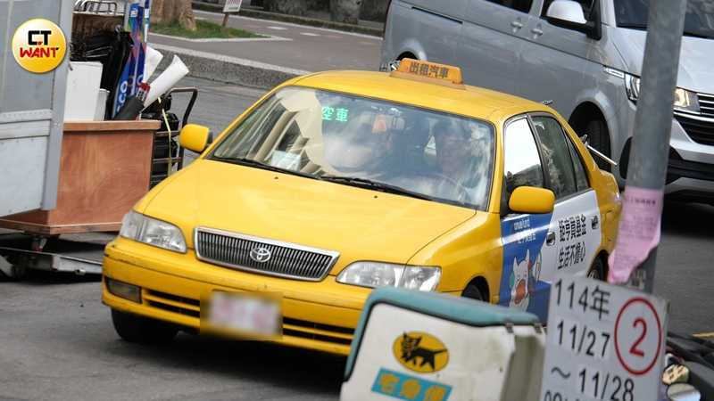 劇組搶拍庹宗華開車畫面。(圖/本刊攝影組)