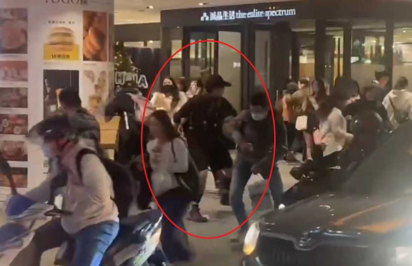 黑衣男犯案後衝進百貨大樓後墜樓，當場失去生命跡象，被送醫搶救。（圖／翻攝自Threads）