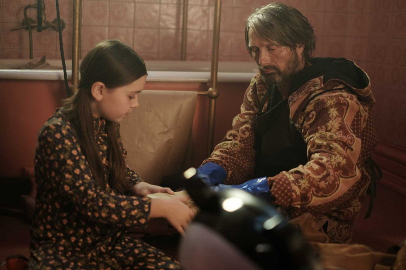 近期當上新手爺爺的邁茲米克森（右），在片場相當照顧蘇菲斯隆（左）。（圖／采昌提供）