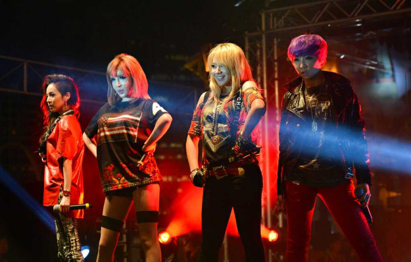 朴春（左二）公開信件並點名團員Dara（左一）與CL（右二），相關內容引發粉絲討論。（圖／達志／美聯社）