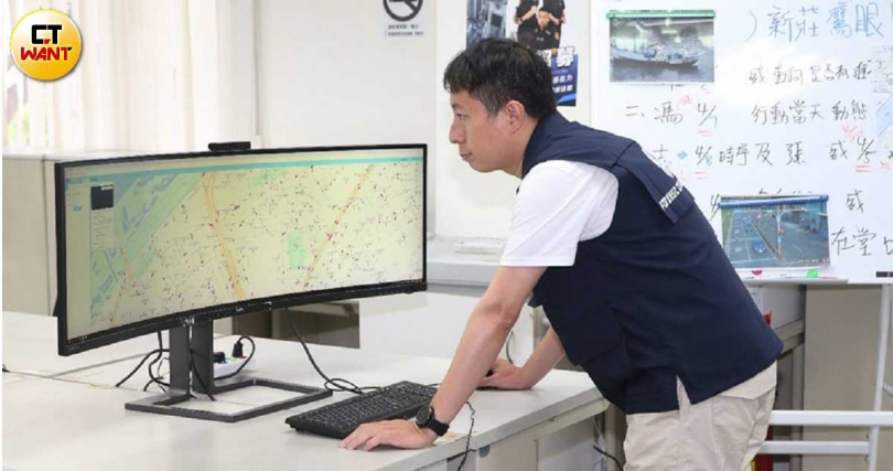 警察業務包羅萬象，圖為新北市一處警分局透過「電眼」監視器追緝嫌犯工作照。（圖／趙世勳攝）