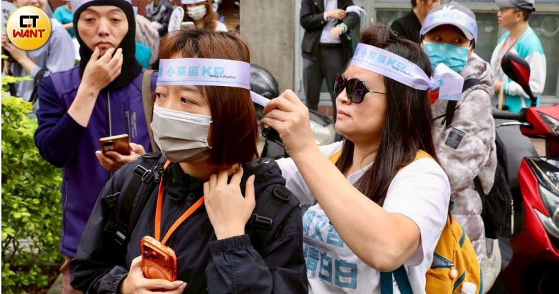柯文哲涉京華城及政治獻金案一審遭判17年、褫奪公權6年，法院外聲援的小草難掩失落情緒。（圖／方萬民攝）