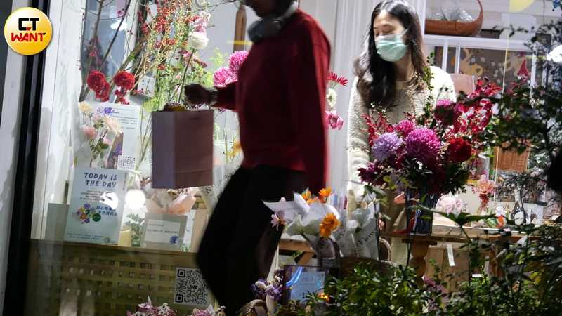 簡莉紋從中午一路忙到晚上,生意很不錯。(圖/本刊攝影組)