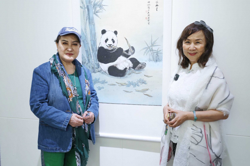 楊麗花力挺乾妹黃湘詅畫展。（圖／黃湘詅提供）