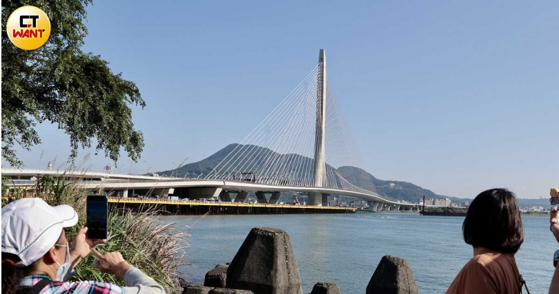 淡江大橋將於5月12日通車掀起民眾關注。（圖／黃耀徵攝）