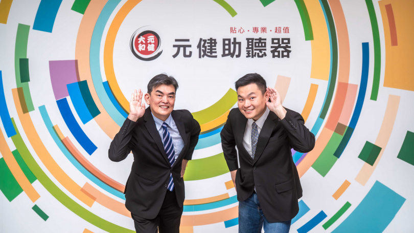 元勛國際董事長吳志賢(左)與胞弟吳少暉(右)共同深耕聽力產業,也透過戰地坑道,窖藏金門高粱酒紀錄企業成長里程碑,將品飲文化視為家人與夥伴間的重要情感連結。(圖/金門酒廠提供)