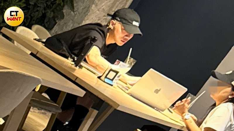 不受環境影響，ØZI非常認真看著螢幕討論工作。（圖／本刊攝影組）