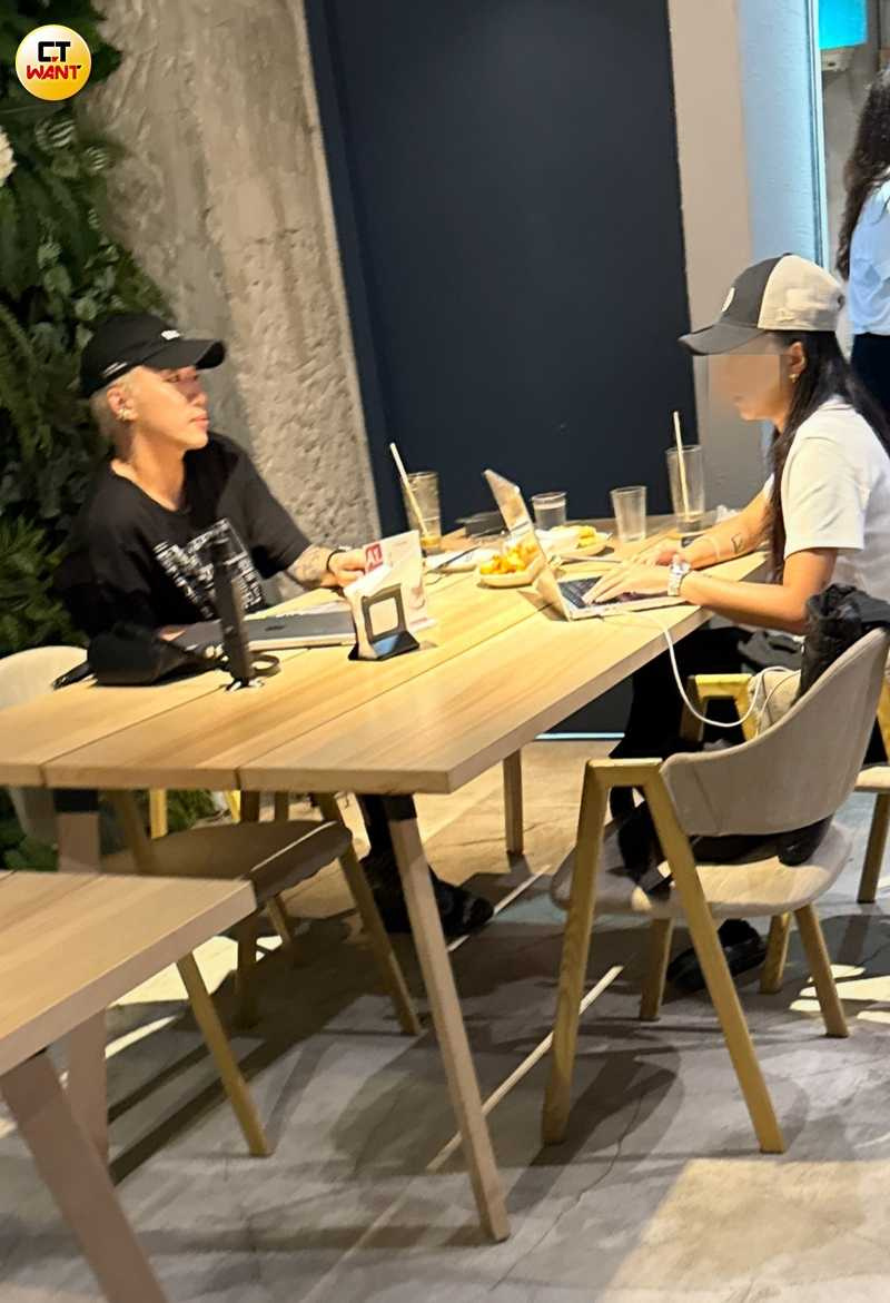或許是真的太樸素了，即便周圍都是人，ØZI覺得自己沒有被認出來。（圖／本刊攝影組）