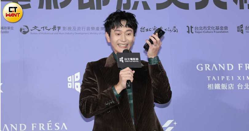 劉冠廷下台後特別與在家帶小孩的老婆孫可芳連線報好消息。(圖/本刊攝影組)