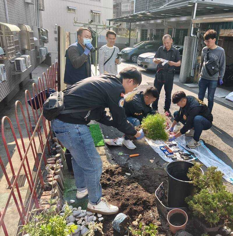 專案人員在花盆裡搜出改造手槍1支、槍枝零件1批、子彈128發及達姆彈17發。(圖/嘉義查緝隊提供)