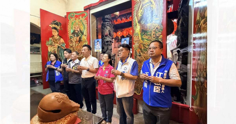 江啟臣與地方人士一同前往宮廟持香參拜,持續深入基層、爭取地方支持。台中市議會國民黨團表示,將全力協助江啟臣凝聚各界力量,迎戰年底市長選舉。(圖/江啟臣辦公室提供)