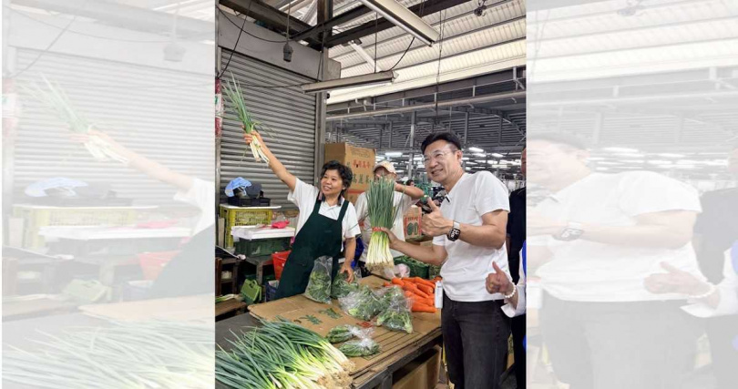 江啟臣走訪傳統市場,與蔬菜攤商手持青蔥開心合影,展現與基層民眾的互動。國民黨團指出,面對仍有近三成尚未表態的選民,未來將持續透過地方服務與政策訴求爭取認同。(圖/江啟臣辦公室提供)