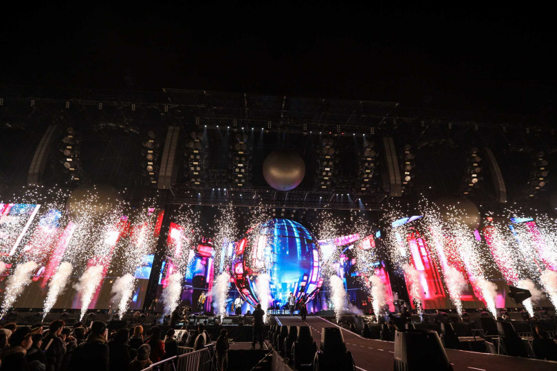 五月天打造229.21米長的延伸舞台，近距離與粉絲互動。（圖／相信音樂提供）