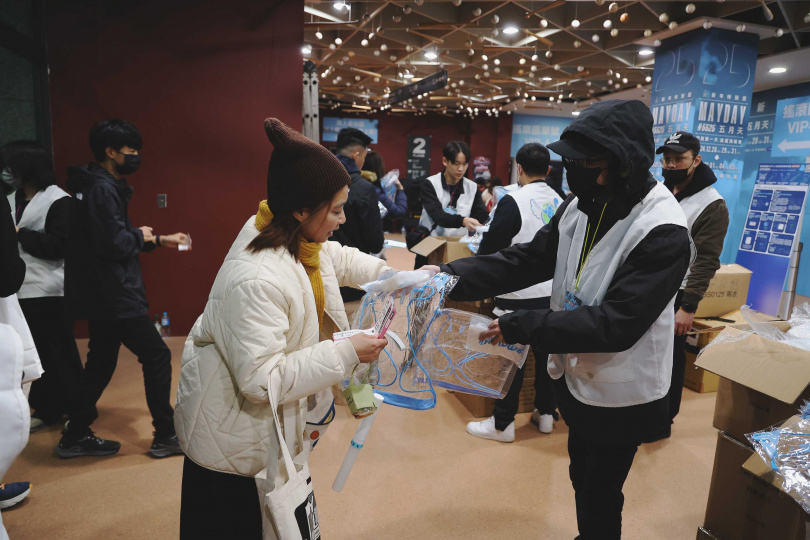 五月天舉辦25週年巡迴演唱會，特製透明回憶百寶袋供粉絲收藏。（圖／相信音樂提供）