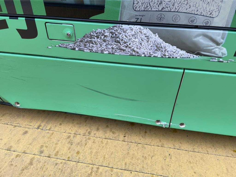 輕軌車身遭撞後受損輕微，待警方蒐證完畢後繼續載客行駛，後續將修復後進行求償。（圖／警方提供）