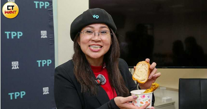 麥玉珍示範越南道地吃法,用越南麵包沾咖哩雞的湯汁,她表示這道菜也是立委林國城的最愛。(圖/黃耀徵攝)