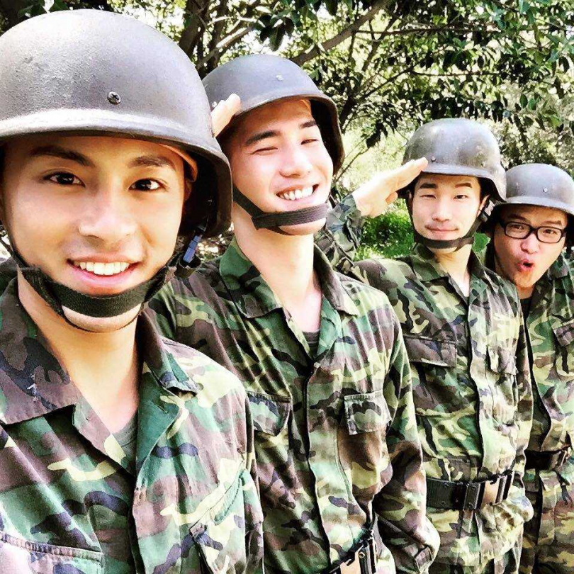 孫其君（左1）曾在戲劇《軍官‧情人》演出新兵角色。（圖／翻攝自孫其君臉書）