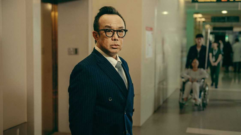 「搖滾教父」黃大煒首度參與影集演出，飾演神秘的西裝男子。（圖／公視、中華電信、瀚草文創）
