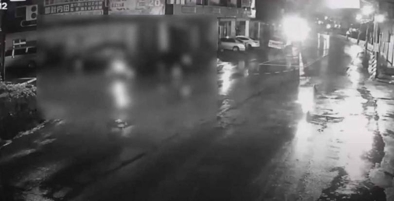 鍾男駕駛的自小客車疑似沒發現陳男,直接開車輾過去。(圖/翻攝畫面)