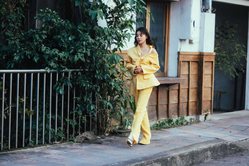 丁噹獨自踏上峨眉金頂之旅。(圖/相信音樂提供)