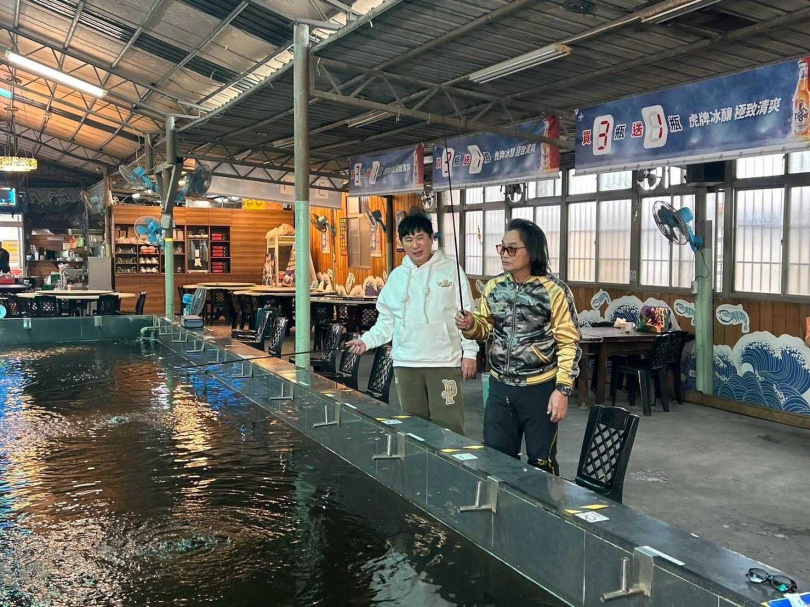 胡瓜帶沈文程體驗釣蝦場。(圖/下面一位提供)