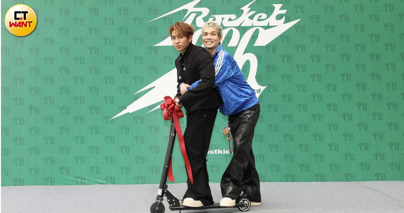 派偉俊特別準備一台「滑板車」送給Tyson Yoshi。(圖/侯世駿攝)