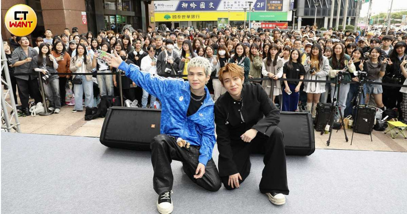 Tyson Yoshi(右)與派偉俊(左)合唱〈Fuck You & Your Friends〉。(圖/侯世駿攝)