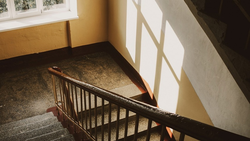   原PO指出住在公寓要爬樓梯、無人代收垃圾和包裹、屋況老舊等缺點，認為住在公寓「幾乎完全沒有優點」。（示意圖／取自pixabay）  