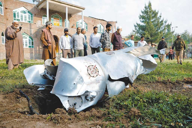 印巴衝突交火，印控克什米爾地區出現疑似為飛機殘骸的金屬碎片。（圖／達志／路透社）