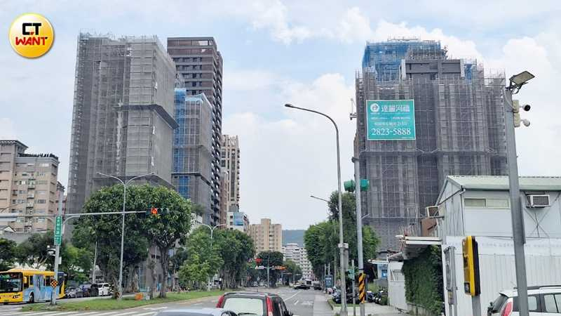 文林北路上一棟棟新大樓正在興建中,未來將成為北投新豪宅聚落。(圖/林榮芳攝)