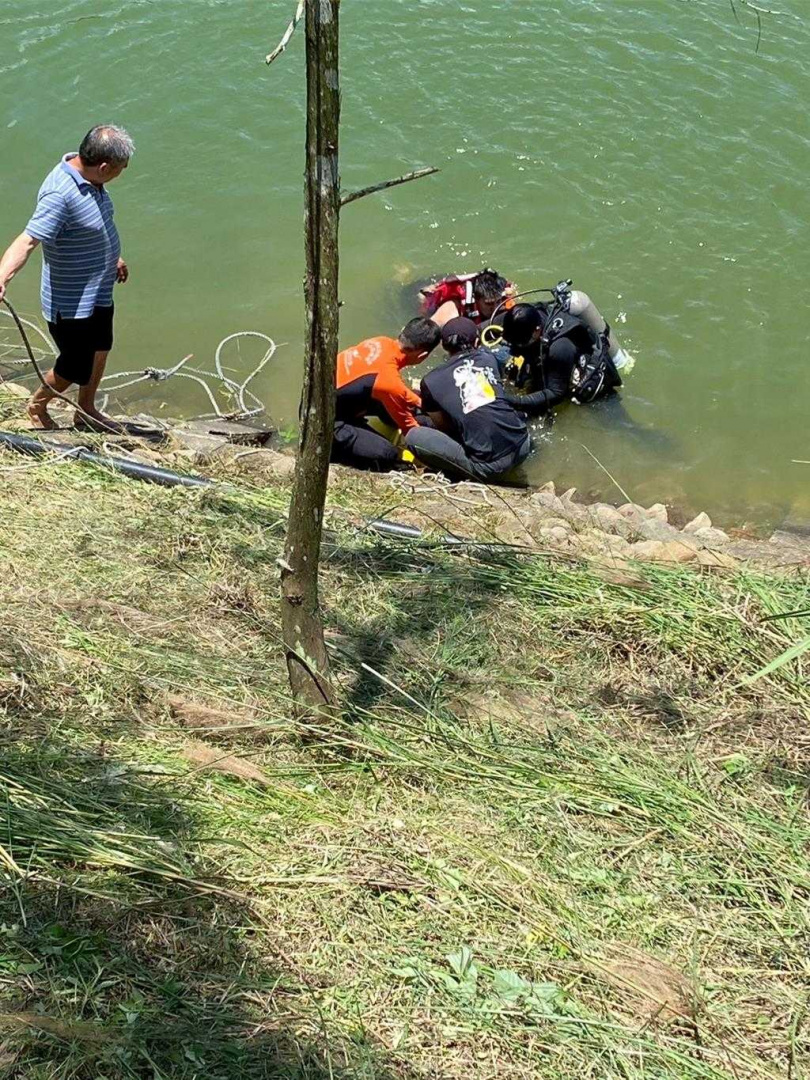 南投縣魚池鄉日月潭頭社水庫31日發生工人除草不慎失足落水意外，經警消與潛水隊全力搜救，約1小時後尋獲遺體。（圖／南投縣消防局提供）