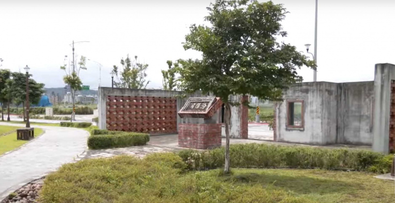 媒體報導，前北市市長柯文哲，任內處理「洲美聚落」及「汾陽居」等文化資產審議過程中涉違法，讓區內多處列冊追蹤之建物，未依法保護即遭拆，遭當地居民強烈抗議。圖為「汾陽居」遭「誤拆」後，僅剩下匾額供人追念（圖／翻攝三立新聞）