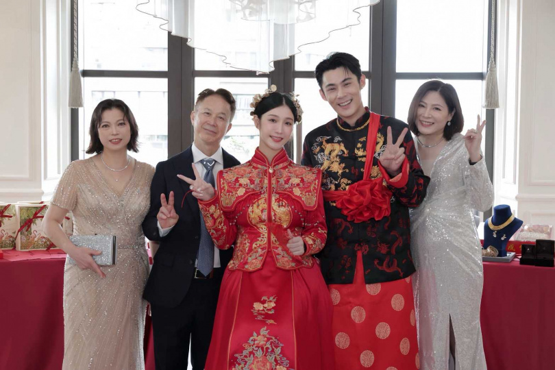 新人與女方家長（左）、陳奕媽媽（右）。（圖／陳奕提供）