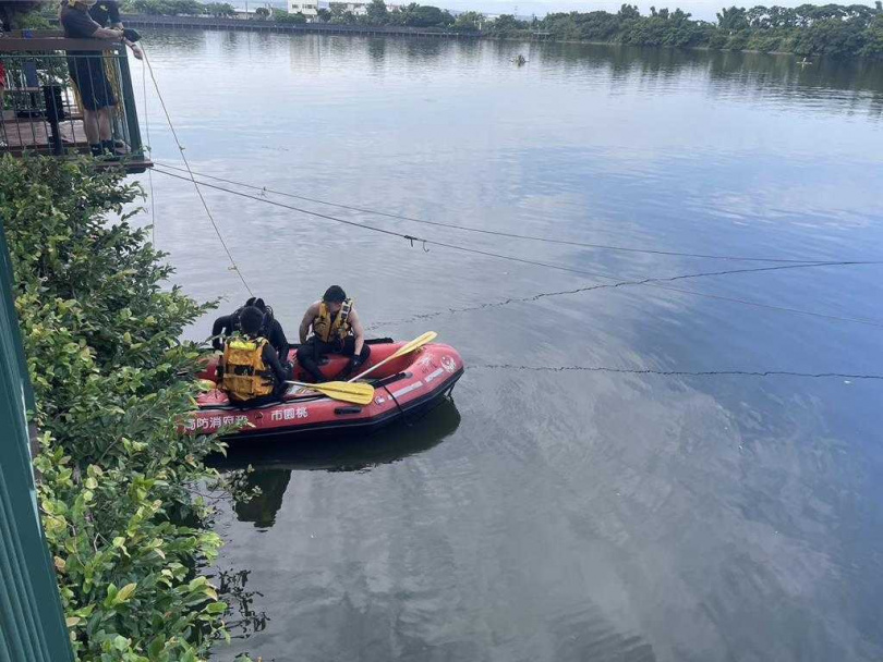 62歲黃姓男子，18日凌晨1時許疑向親友傳遞訊息後，跌落部立桃園醫院新屋分院旁埤塘，親友因遲遲未收到黃男回訊，立即向警方報案，桃園市楊梅警分局獲報，並通知新屋消防分隊到場搜救。（圖／翻攝照片）
