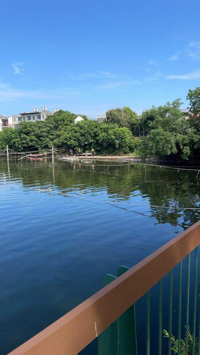 62歲黃姓男子，18日凌晨1時許疑向親友傳遞訊息後，跌落部立桃園醫院新屋分院旁埤塘，親友因遲遲未收到黃男回訊，立即向警方報案，桃園市楊梅警分局獲報，並通知新屋消防分隊到場搜救。（圖／翻攝照片）