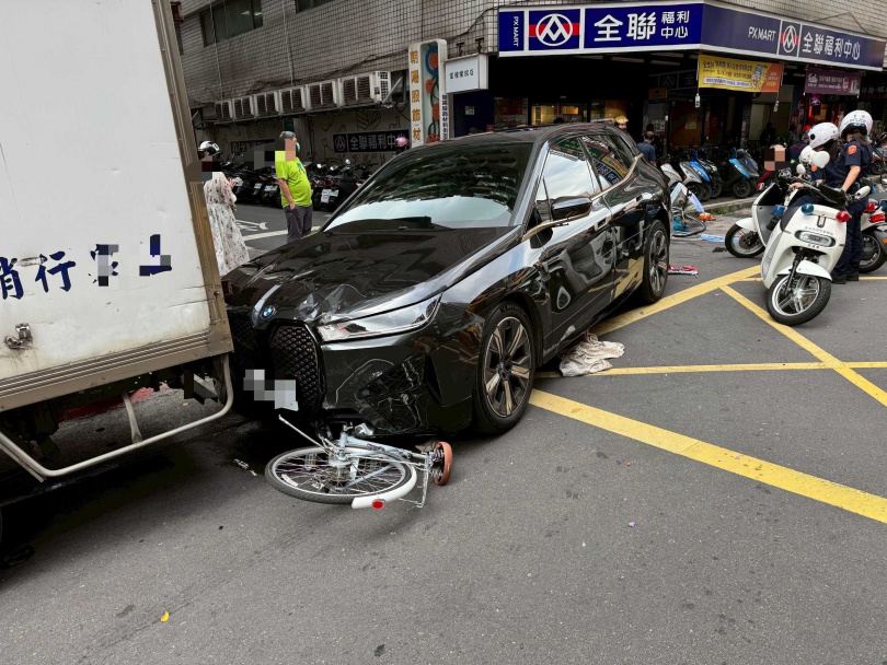 北市大同區南京西路167巷20日下午3時許又傳老翁駕車暴衝事故。(圖/翻攝畫面)